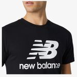 MT01575-BKS21-camisetanewbalanceessentialsstackedlogotee-newbalance-hombre-4