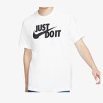 AR5006-100-camiseta-nike-hombre-blanco-negro-estampaod-1